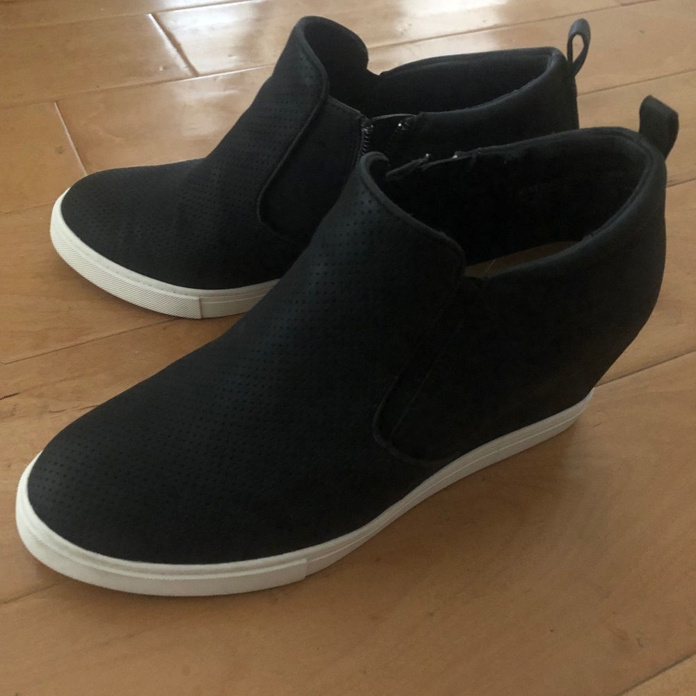 Susina Black Wedge Sneakers sz 8.5